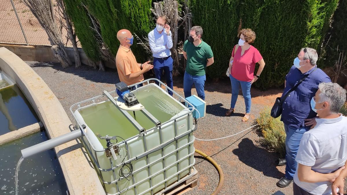 El diputado de Sostenibilidad, Ignasi García, en una visita a unas instalaciones hídricas de Almenara.