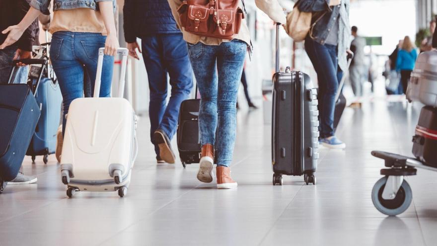 AEROPUERTO RYANAIR | El truco viral para evitar pagar la facturación de maletas  extra al volar con Ryanair