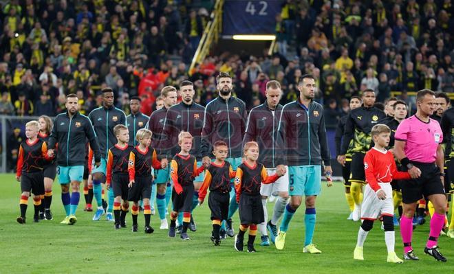 Los jugadores del FC Barcelona salen al campo para enfrentarse al Borussia Dortmund en el partido de Liga de Campeones y disputado en el Signal Iduna Park en Dortmund.