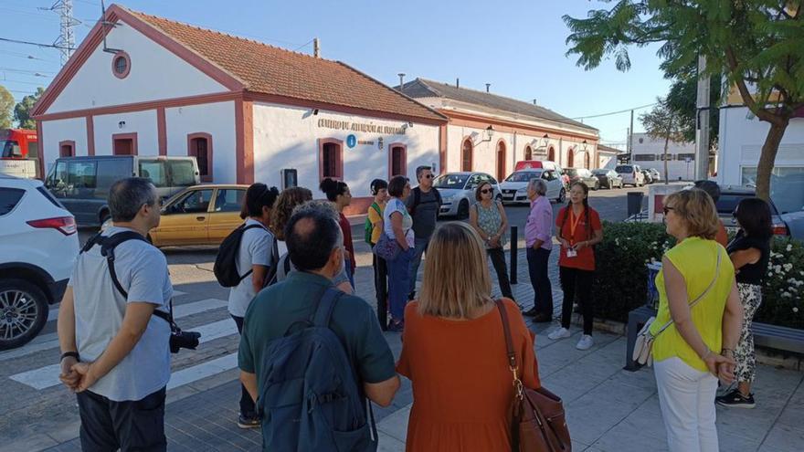 Turistas en la plaza de la Estación, junto al Centro de Atención al Visitante.