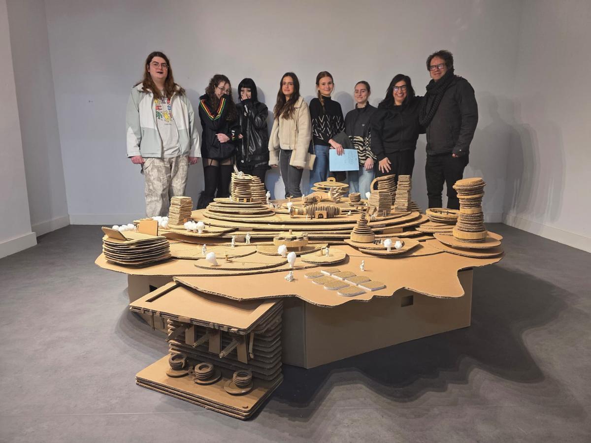 De izquierda a derecha, los alumnos Javier Vázquez, Alba Guardado, Deva Suárez, África Ripoll, Ximena Gozález y Emma Pérez, y los profesores Gema Ramos y Carlos Pastrana.