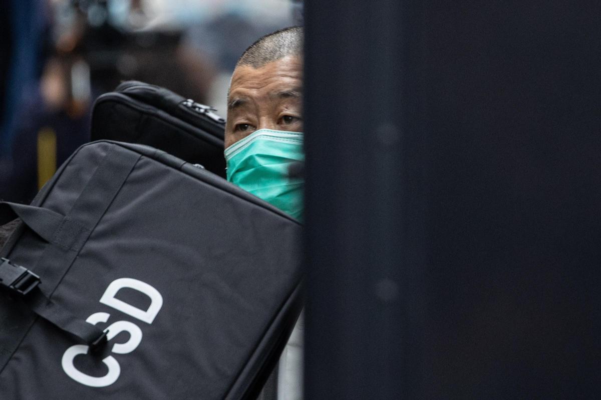 El empresario de medios hongkonés Jimmy Lai es escoltado a su llegada al Tribunal de Apelaciones Finales de Hong Kong (China).
