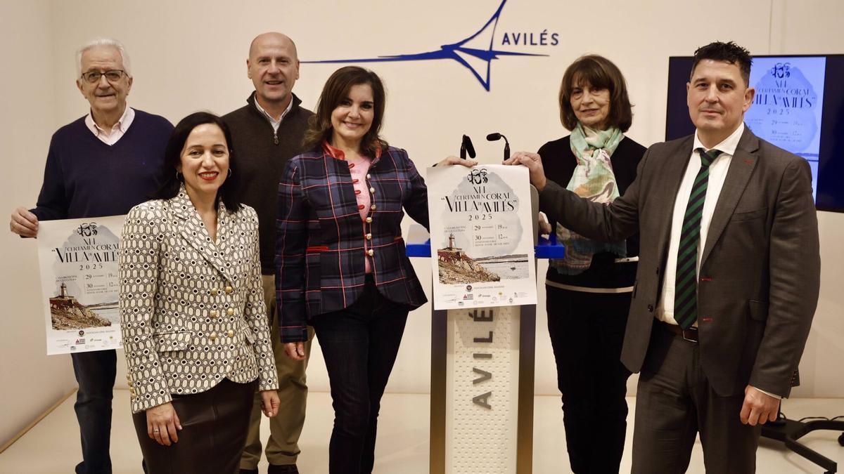 Fernando Tovar, tesorero de la Coral_Avilesina; Ana Lorenzana, de Unicaja; Celestion_Vega;_Yolanda Alonso, Alexia Fernández, vocal de la_Coral; y Héctor González, de Unicaja, en la presentación del certamen.