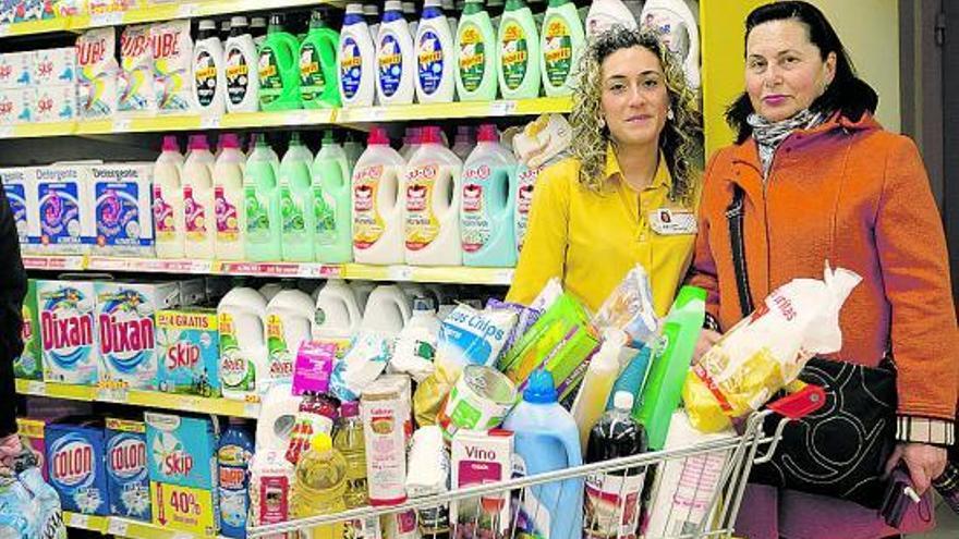 Aurora Piñera, de Gijón, recoge el carro del Alimerka en su supermercado habitual.