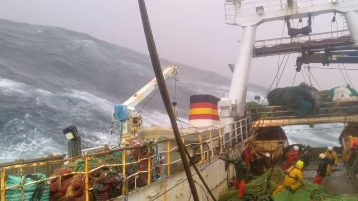 Maniobras en el &quot;Pitanxo&quot;, en una marea anterior.