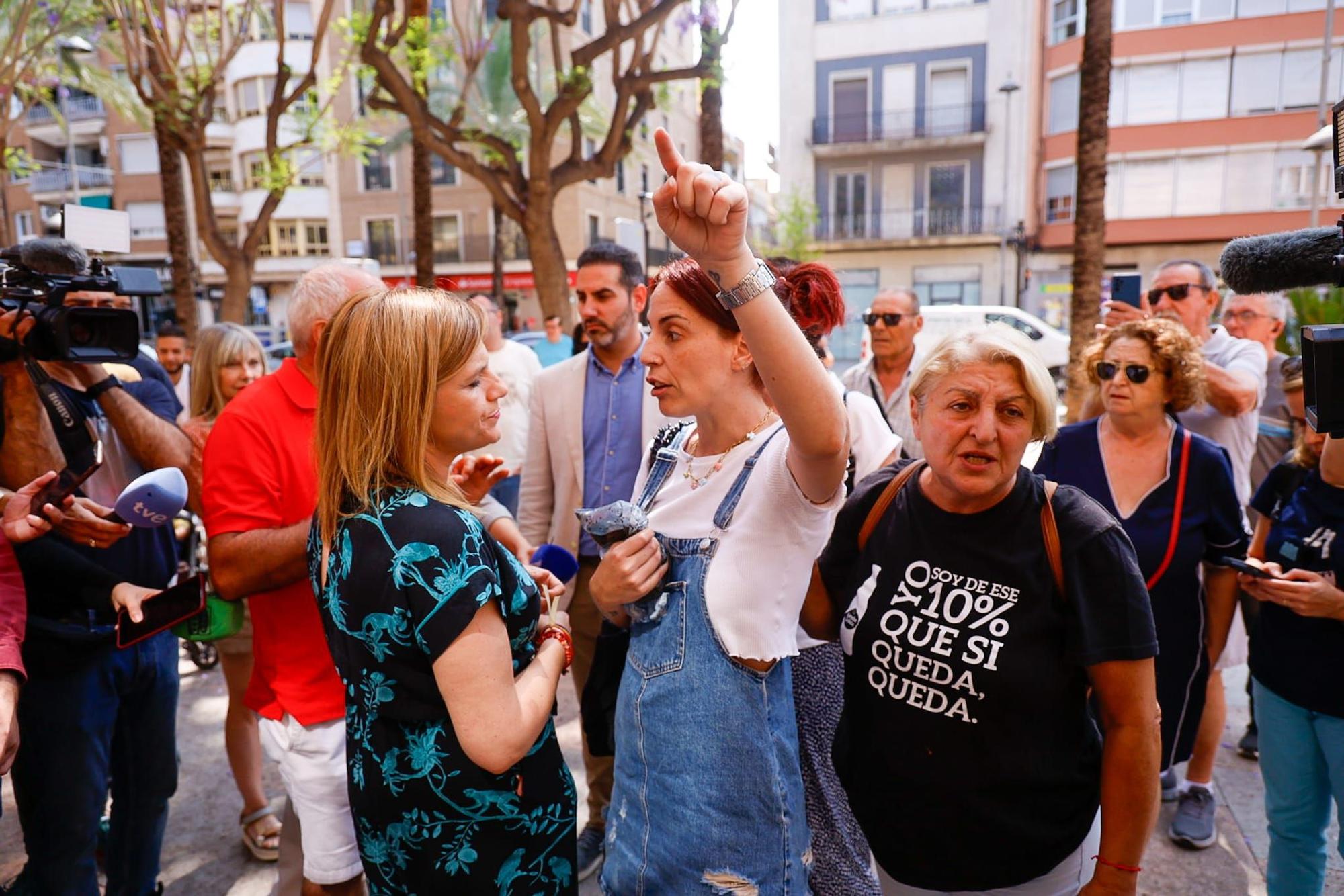 Una vecina de Catarroja lleva una bolsa de fango de la dana a la visita del ministro y Bernabé