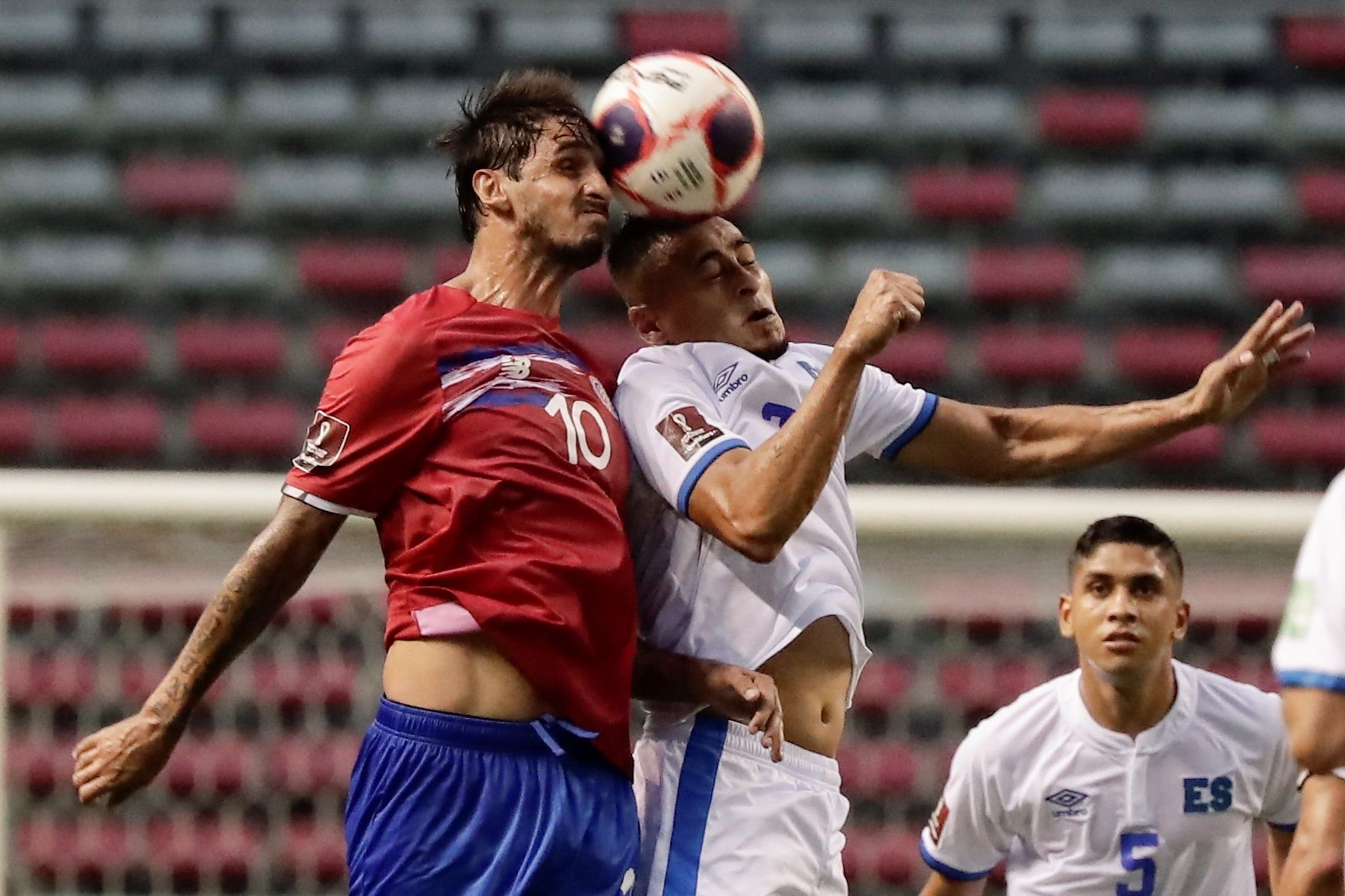 El costaricense Bryan Ruiz disputa un balón aéreo