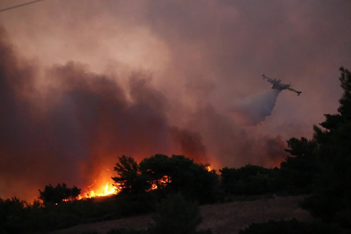 Dos grandes incencios cerca de Atenas obligan a evacuar a miles de personas