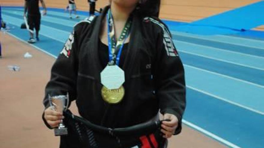 Coral Gómez con sus premios del campeonato europeo.