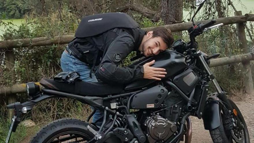 El joven fallecido en  2020 tras ser arrollado por un turismo que invadió el carril por el que circulaba con su moto en Dumbría. |