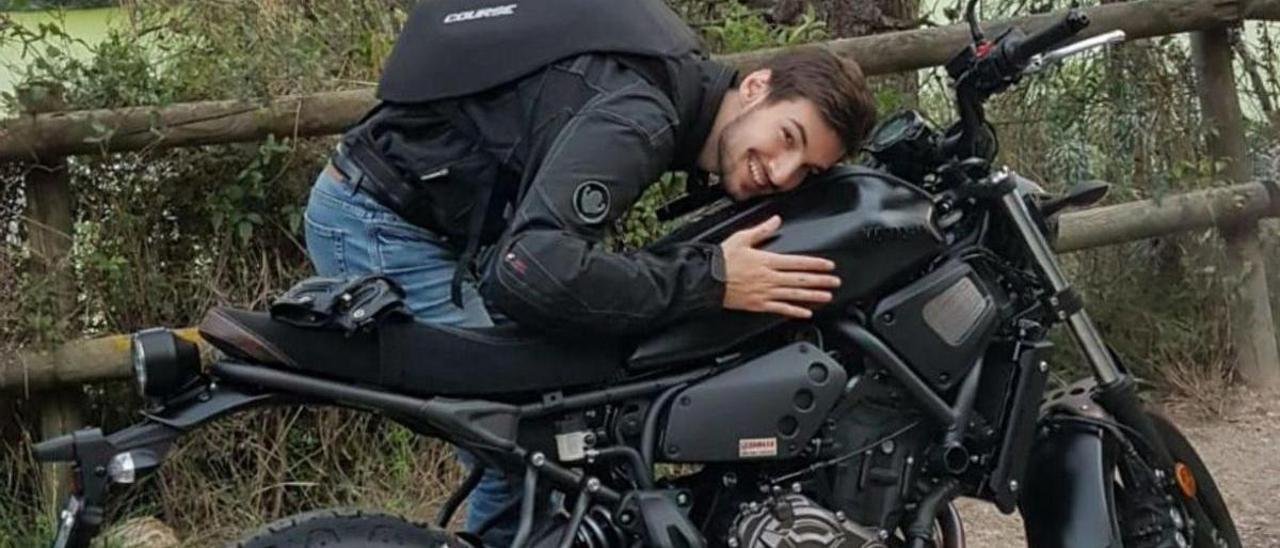 El joven fallecido en  2020 tras ser arrollado por un turismo que invadió el carril por el que circulaba con su moto en Dumbría. |