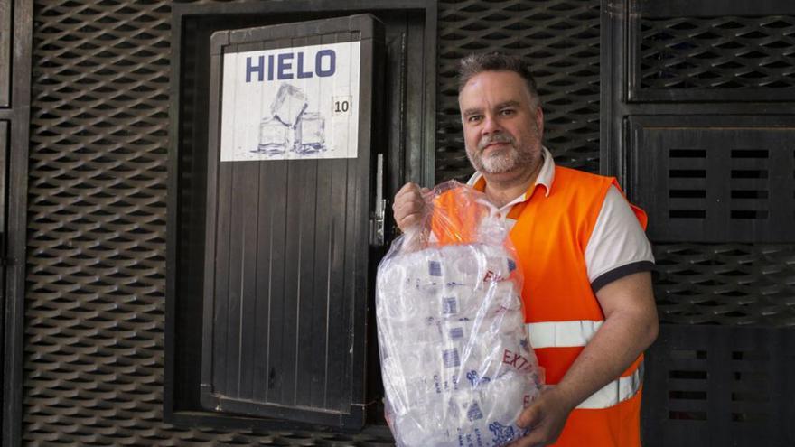 Un trabajador de la Gasolinera Mirat, con una bolsa de hielo.