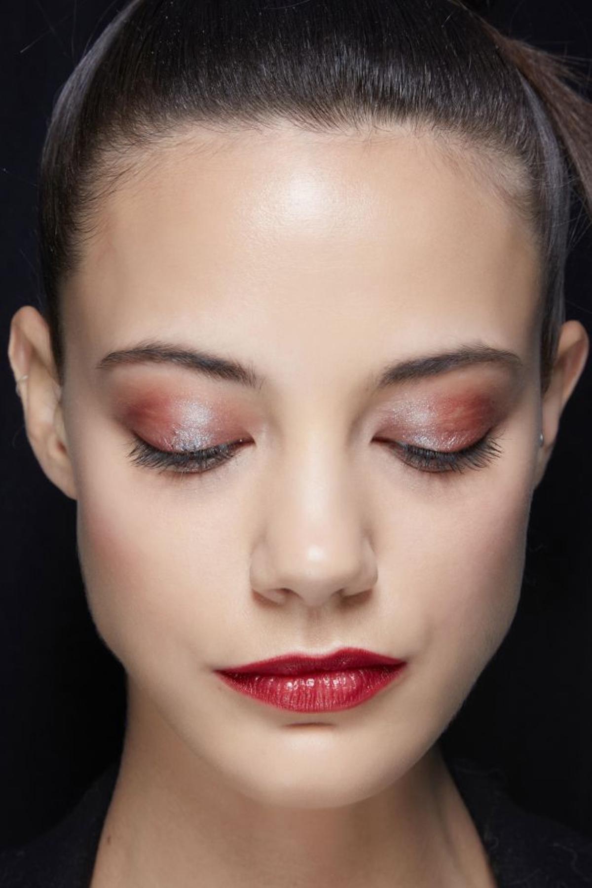 Maquillaje en tonos rojos, en Mischka