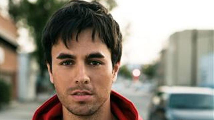 Enrique Iglesias sale ileso tras un aterrizaje de emergencia