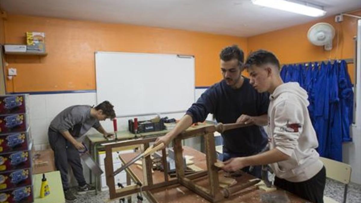 Jóvenes en el taller de restauración de la Fundació Marianao de Sant Boi, ayer.