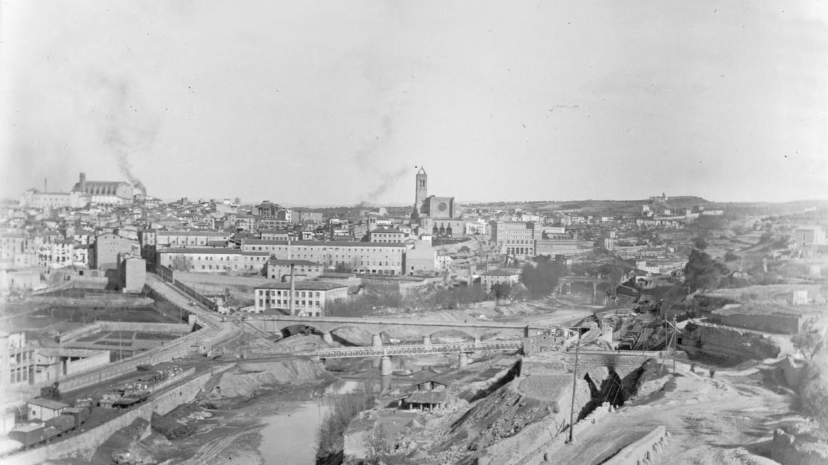 Fotografia panoràmica de la ciutat de Manresa que va ser realitzada des de la Catalana, datada entre 1899 i 1901