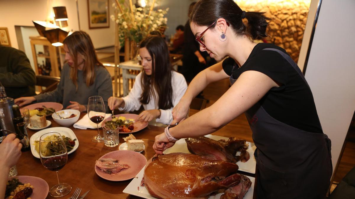 Una camarera atiende a varios clientes en el restaurante Cabanas, de Lalín-