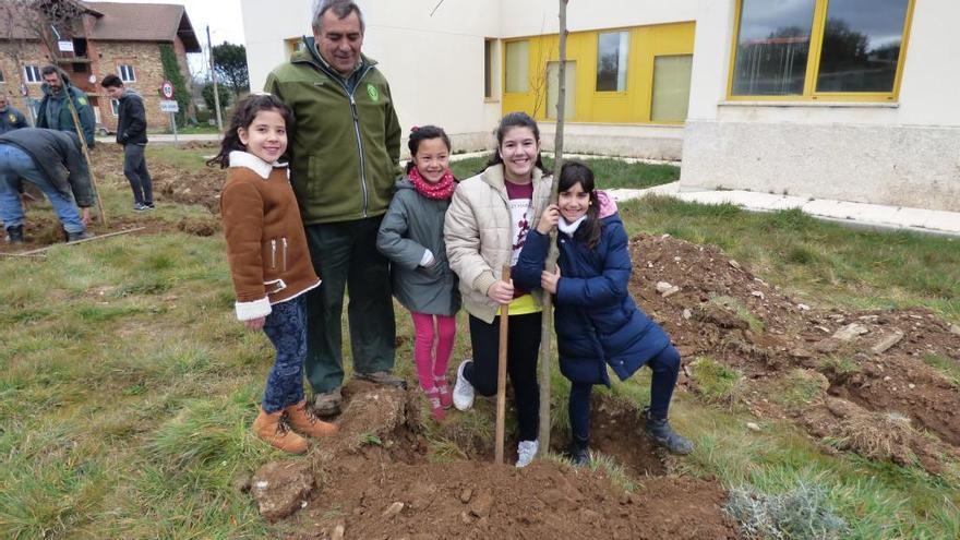 Escolares de San Vitero plantan un árbol junto a su escuela.