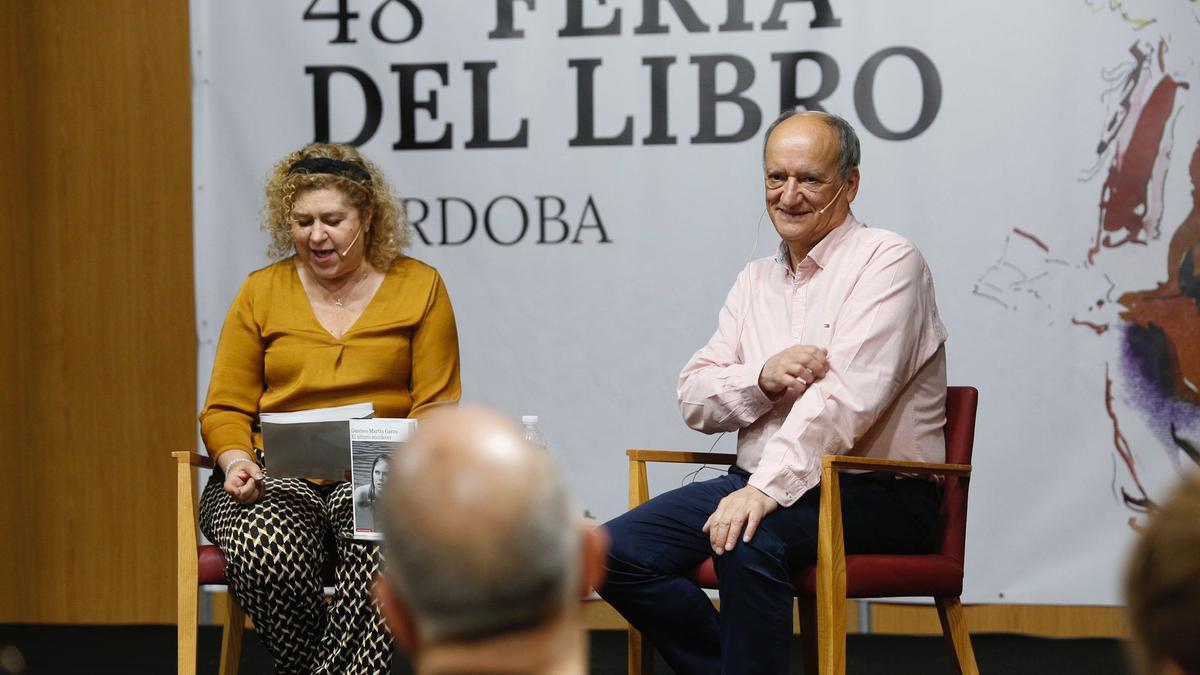 Gustavo Martín Garzo presenta su libro 'El último atardecer' junto a la periodista Araceli Sánchez