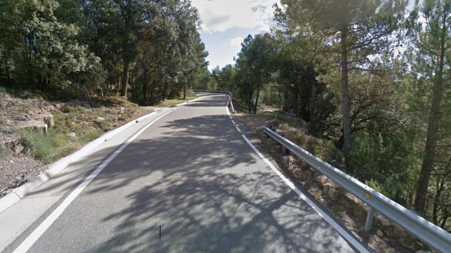 Mor un motorista en una sortida de via a la C-26 a Navès