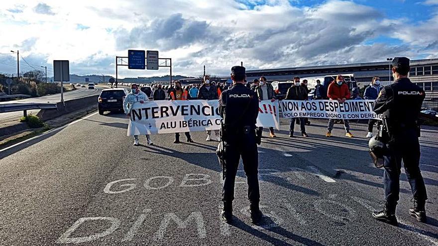 Concentración de trabajadores de Alu Ibérica, ayer en A Grela.   | // L.O.