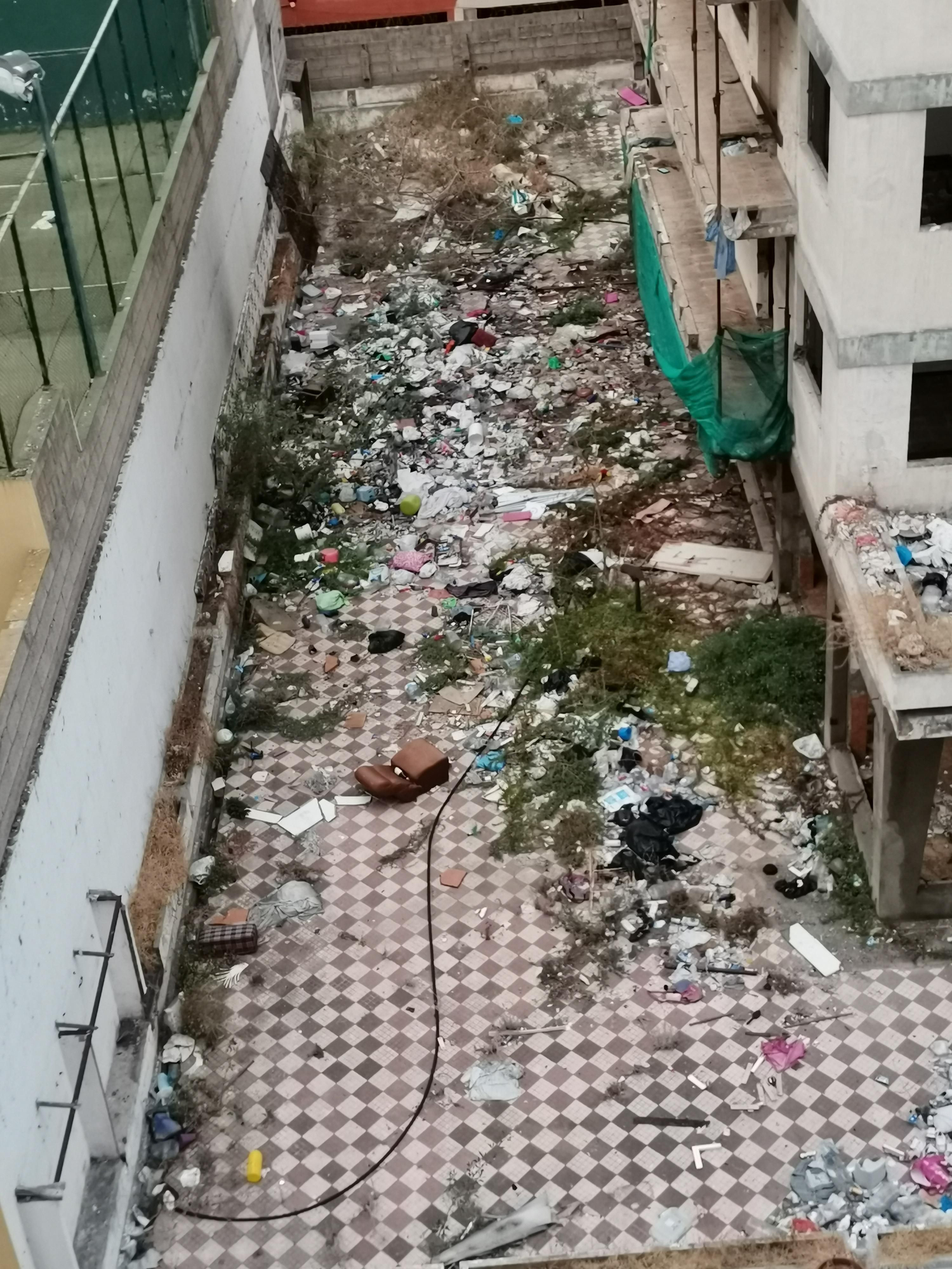 Basura en el edificio Iders