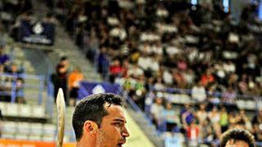 Pau Bargalló celebra un gol, con Ignacio Alabart al fondo.