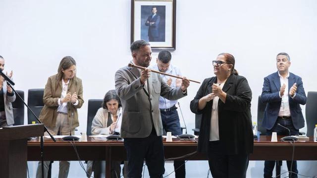David Herrera recoge el bastón de mando de Candelaria Umpiérrez, su antecesora en la alcaldía.