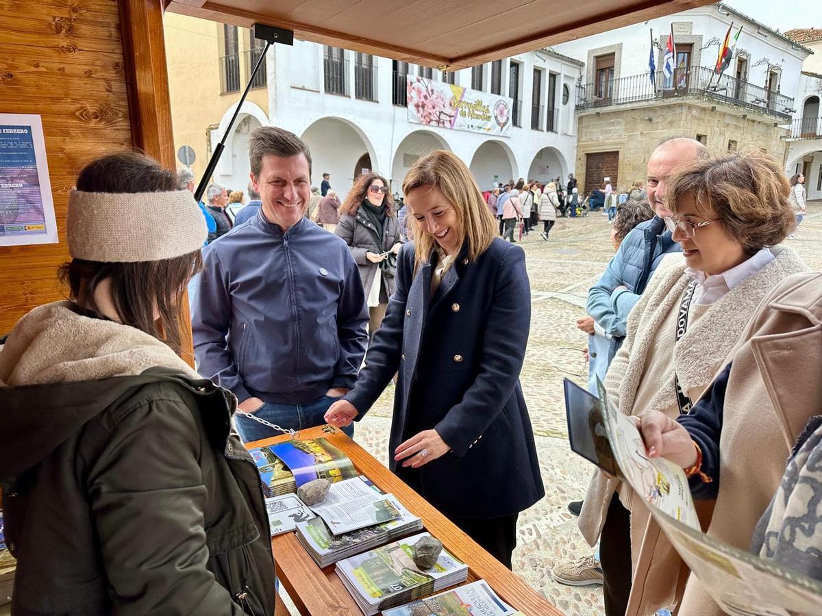 La alcaldesa de Garrovillas, Elísabeth Martín, en la pasada Feria del Almendro en Flor.