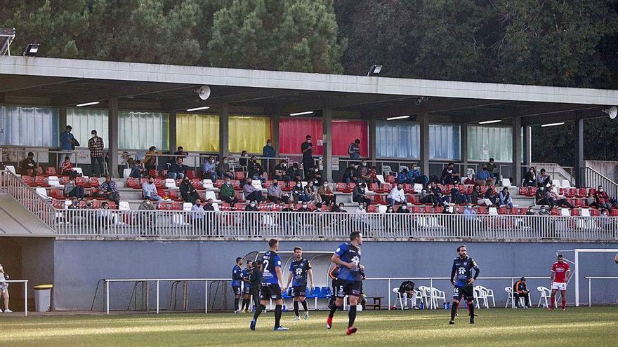 Unos 250 espectadores presenciaron el partido en directo en el Municipal.