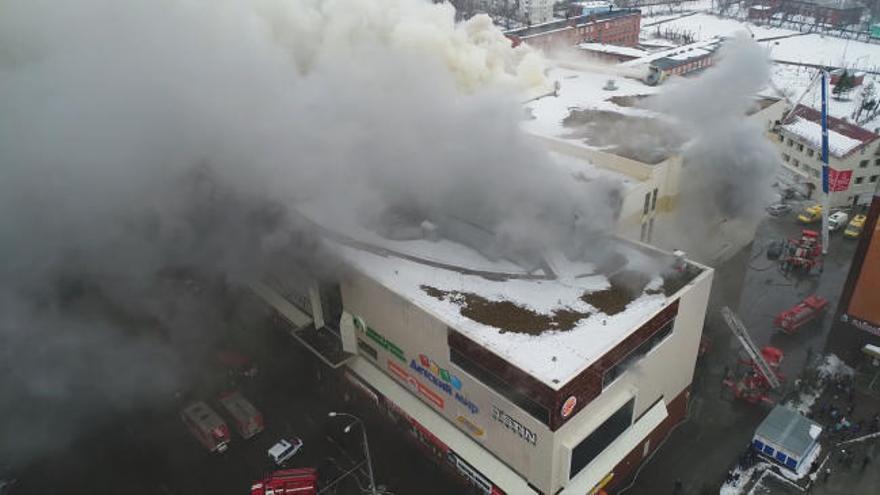 Un incendio de un centro comercial de Siberia deja más de 50 heridos