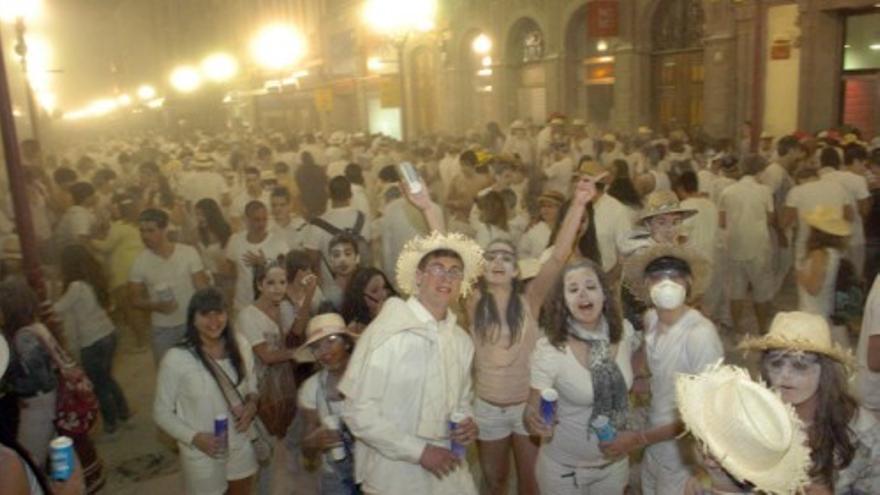 Miles de personas participan en la calle Triana en el pasacalle del Carnaval Tradicional