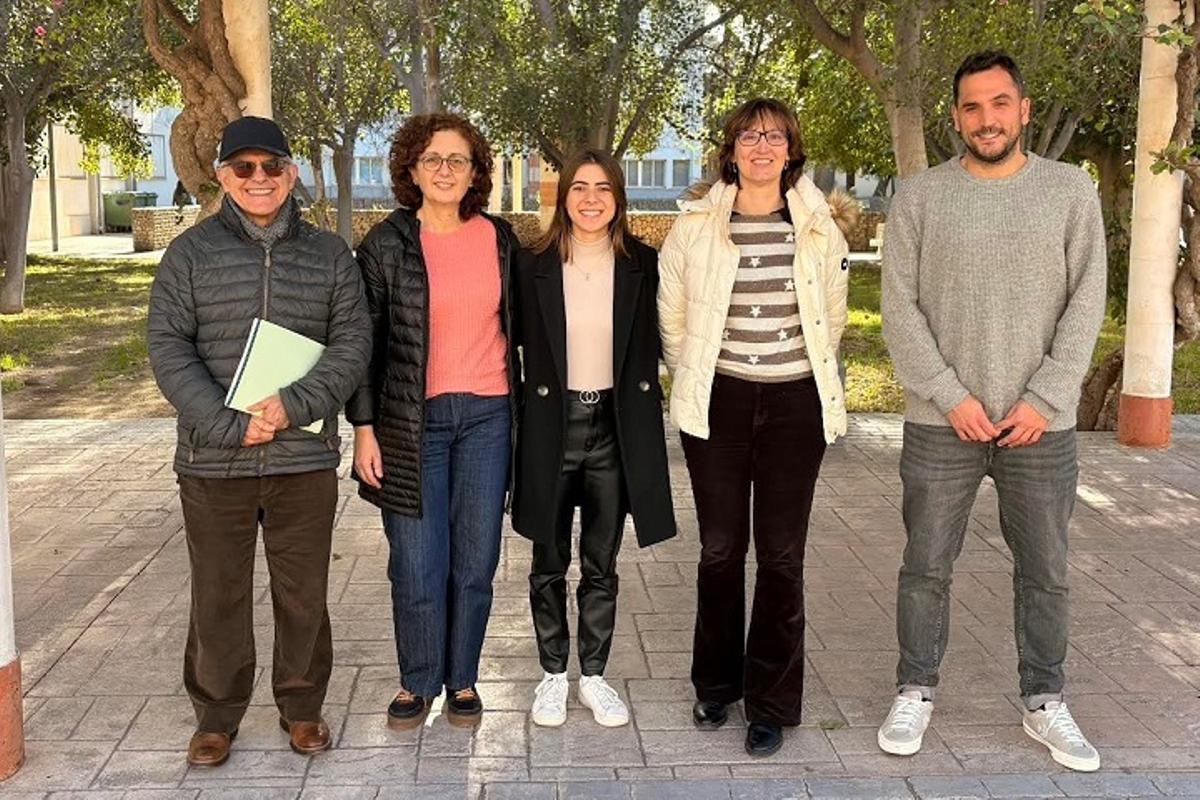 El grupo de investigadores de la UA que han creado un dispositivo biodegradable para el control sostenible de plagas agrícolas