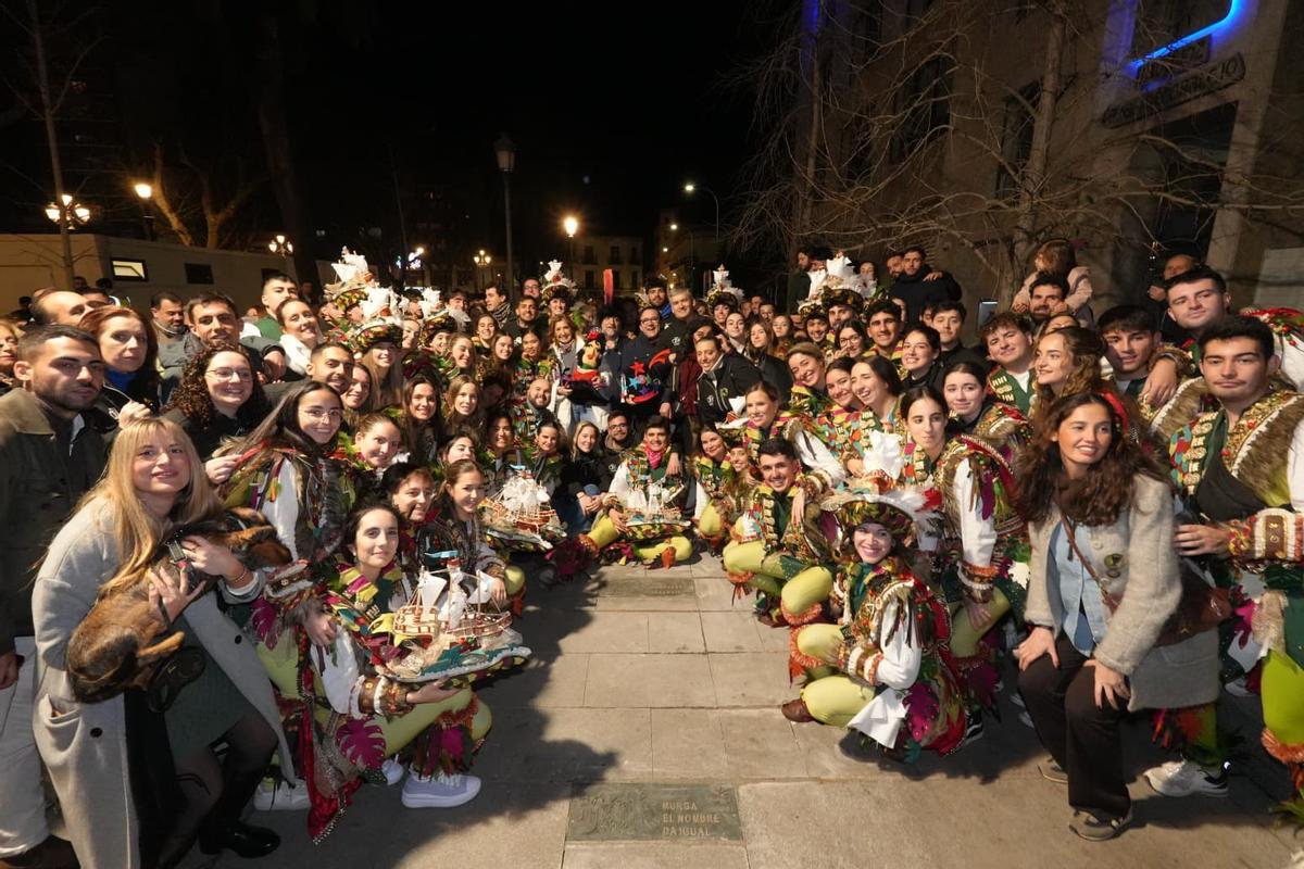 La comparsa Dekebais en el Paseo del Carnaval tras descubrir su placa.