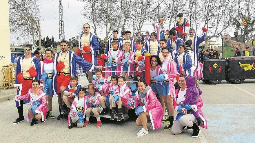 La gent del poble viu la festa de Carnaval amb molta intensitat.