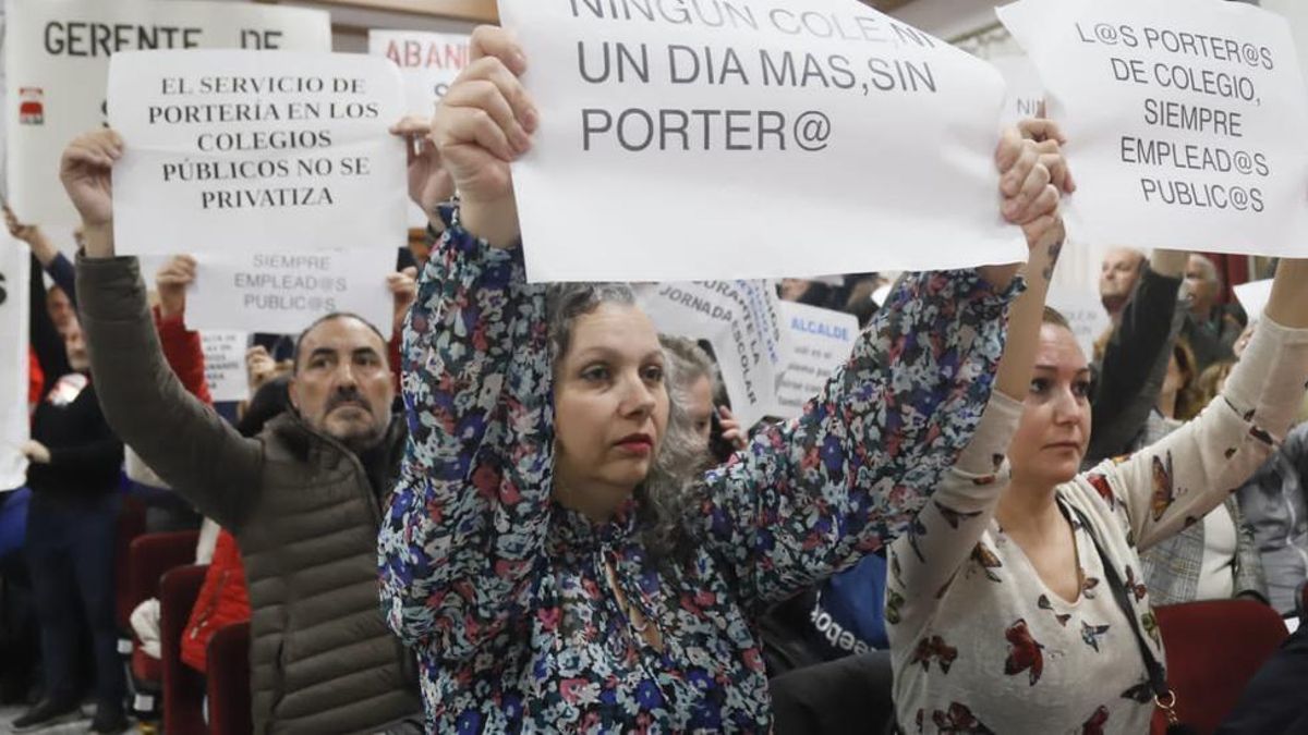 Protesta de familias y profesionales en el Pleno del Ayuntamiento de Córdoba por la pérdida de porteros.