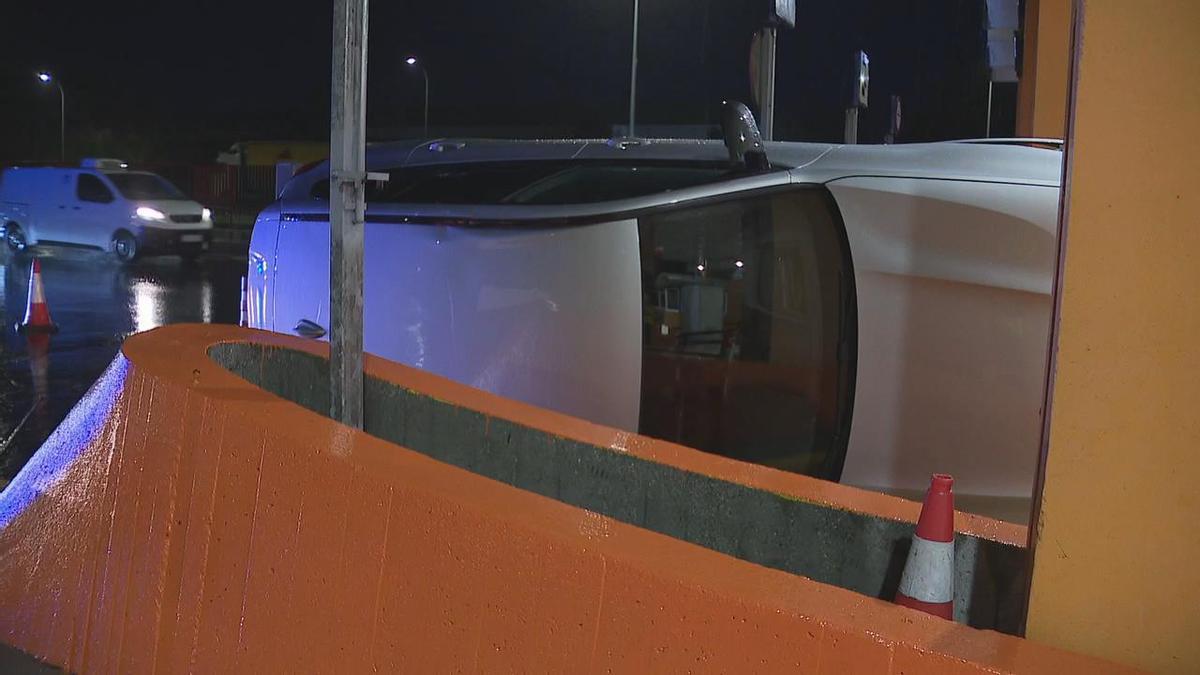 El vehículo quedó encajado dentro de una de las cabinas de cobro, impidiendo el paso.