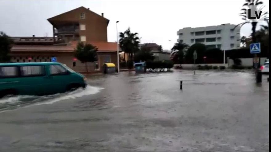 Una tromba de agua inunda el Arenal de Xàbia y atrapa a varios conductores