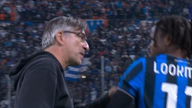 Intenso cara a cara entre Lookman y su entrenador: ¡tuvieron que ser separados!