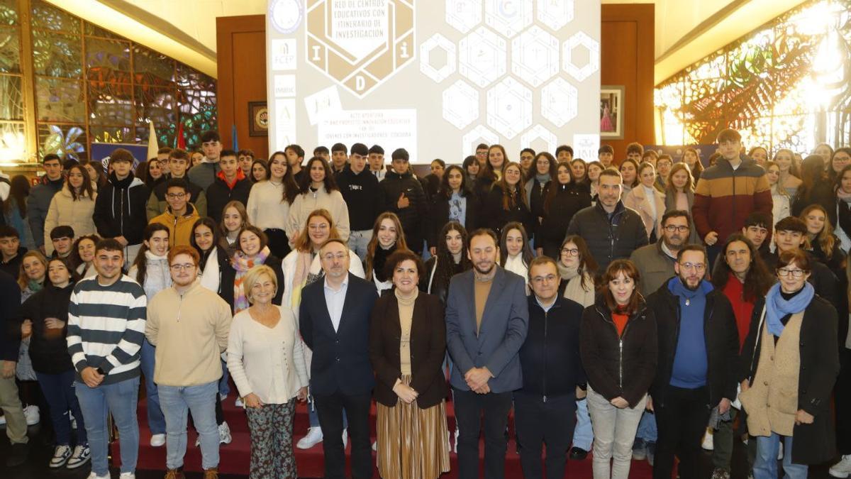 Profesores y alumnos participamntes en 'Jóvenes con investigadores'