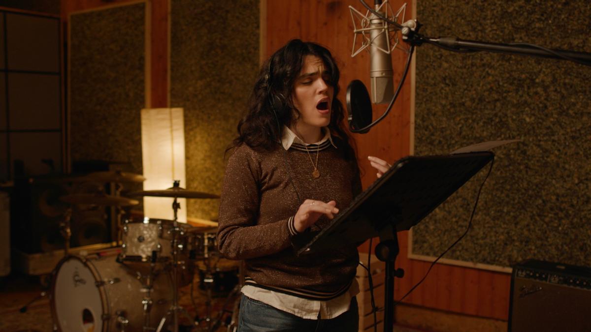 La artista valenciana La María durante la grabación de la nueva versión de ‘Lodo’.