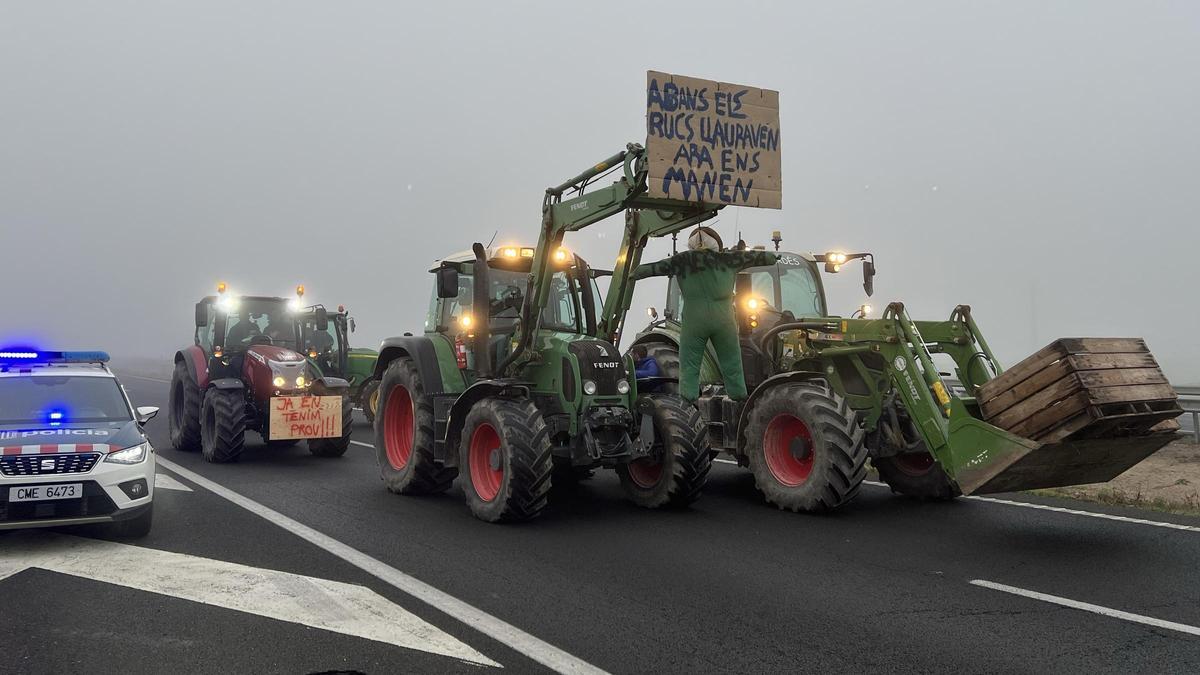 Tractores en una marcha lenta por las tierras de Ponent