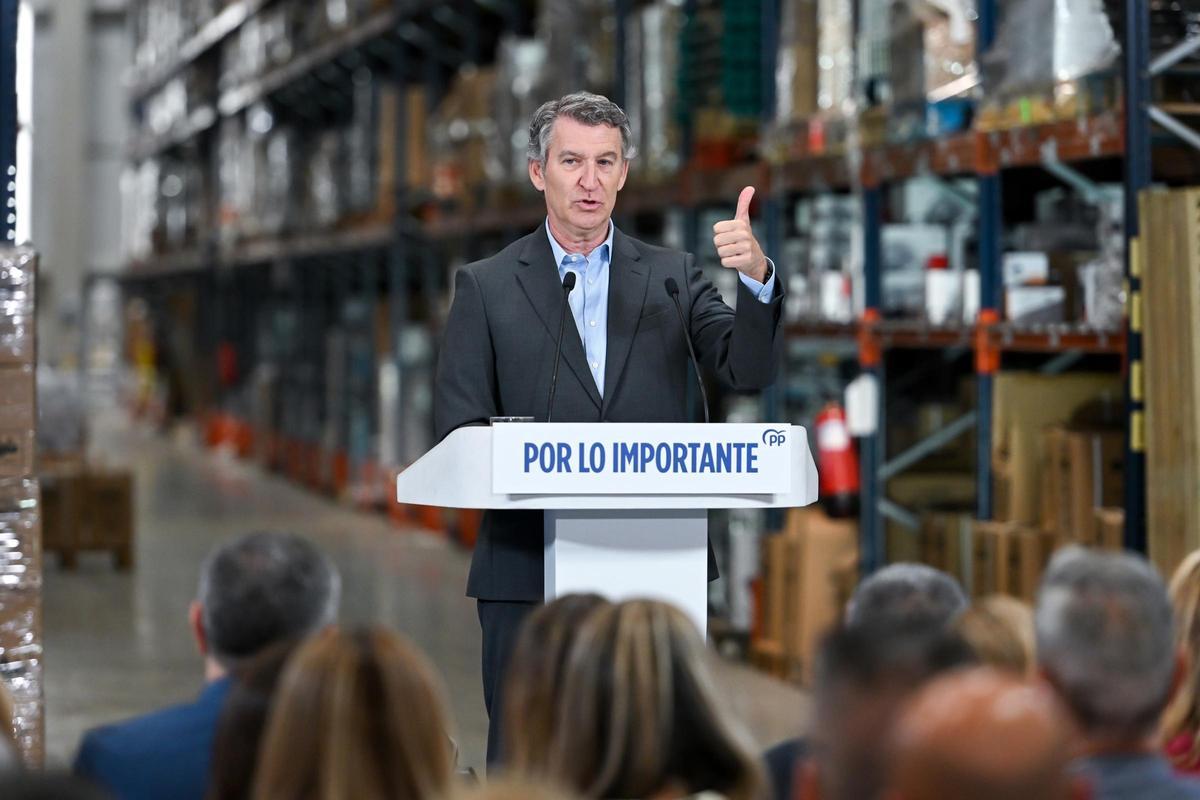 El presidente del Partido Popular, Alberto Núñez Feijóo, clausura el acto sobre infraestructuras ‘Pagas más, recibes menos’, a 21 de abril de 2026, en Getafe, Madrid (España). El acto está centrado en el análisis del estado de las infraestructuras nacion