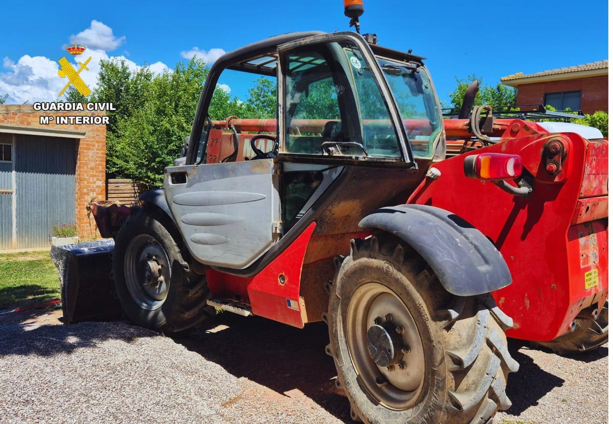La Guardia Civil detiene a dos personas por el robo de un tractor y una máquina de elevación telescópica que trataron de vender posteriormente.