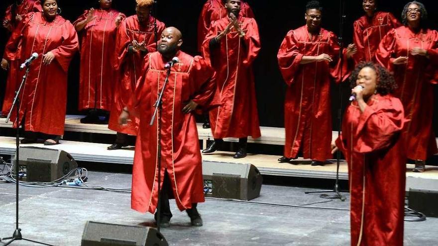 Un momento del concierto que ofreció ayer en Afundación el Alabama Gospel Choir. // Rafa Vázquez