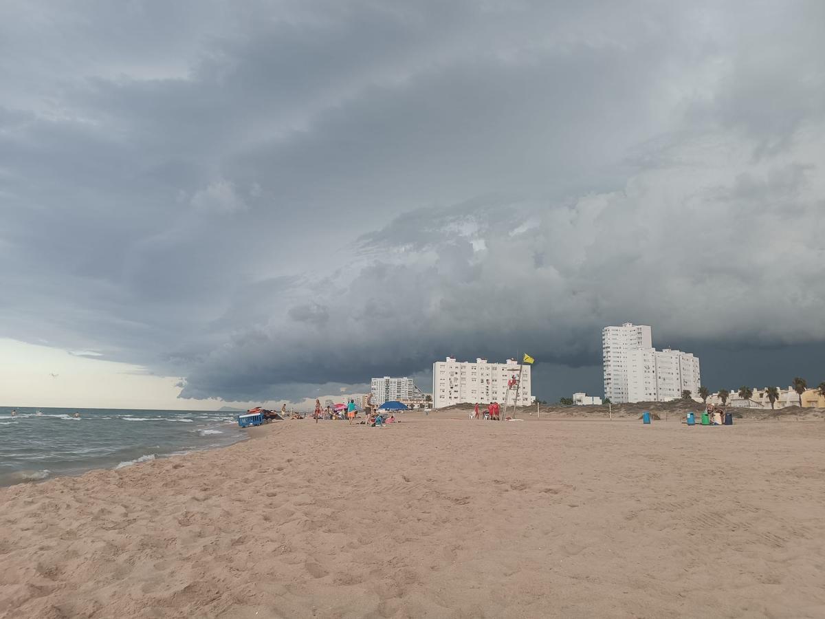 La playa del Perelló en el momento en el que el frente la cruzaba.
