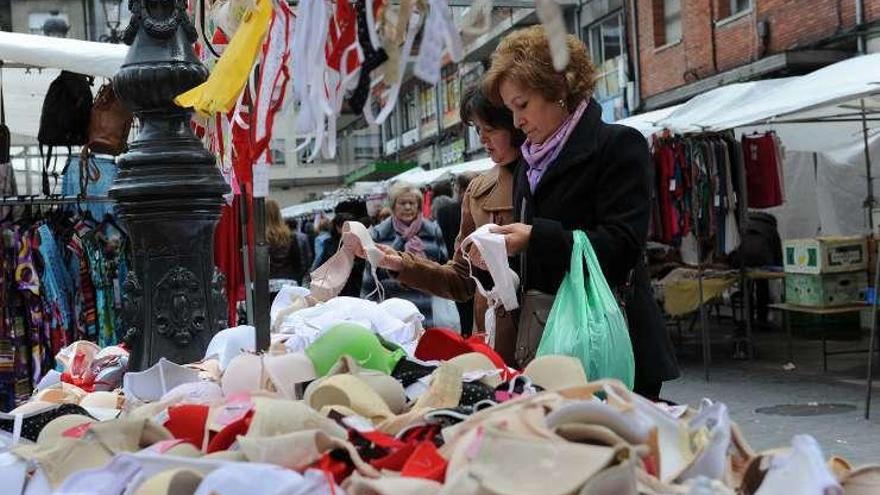 Puestos de venta en el mercado dominical de Mieres.