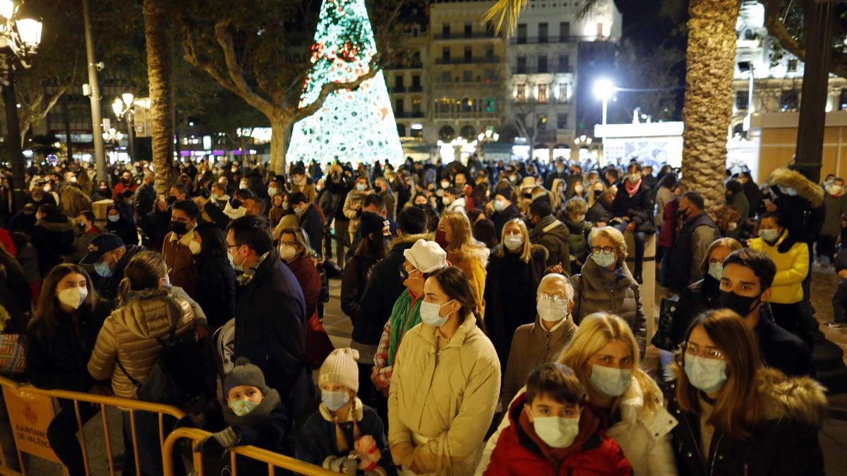 Aglomeraciones en la plaza del Ayuntamiento de València para ver a los Reyes Magos