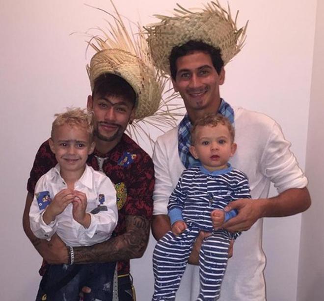 Neymar se lo está pasando en grande junto a su hijo