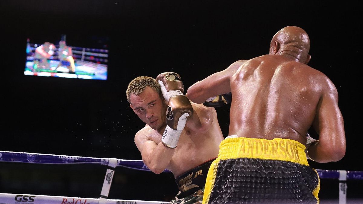 Julio César Chávez Jr en una pelea de exhibición con el ex luchador de artes marciales mixtas, Anderson Silva, en 2021.